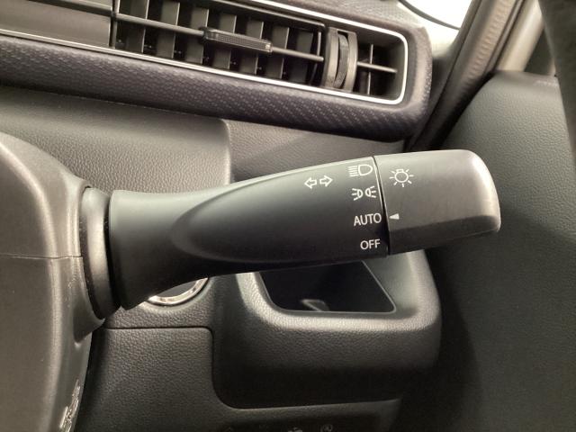 夕暮れ時や連続したトンネルなど、ヘッドライト点・消灯の煩わしさから開放してくれるオートライトが装備されています。