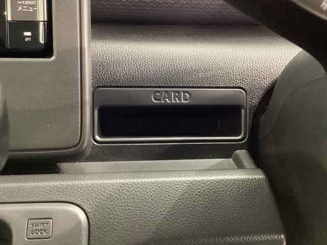 ガソリンのカードなどをを入れておくのに便利なカード入れもございます。