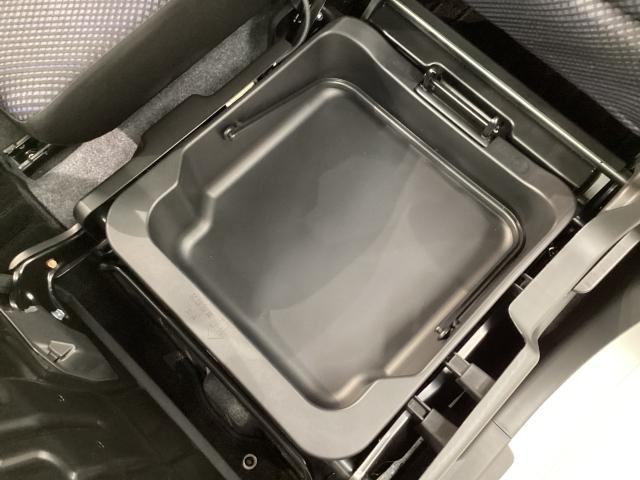 助手席の下には脱着可能なバケツがございます。洗車用具入れなどにご利用ください。