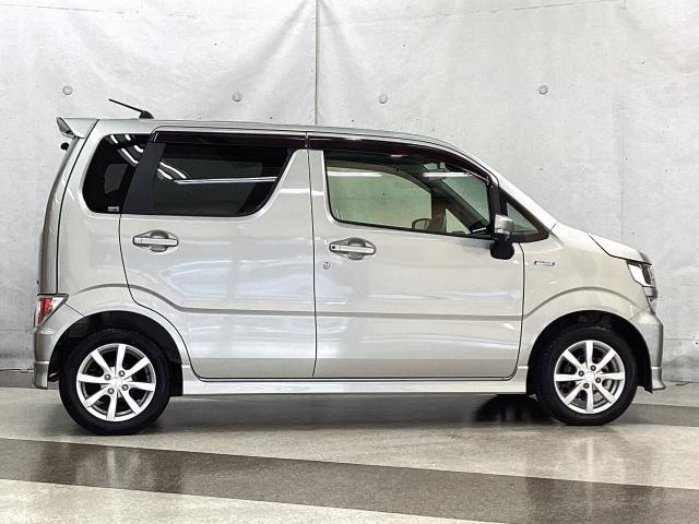 この車両は（サポカー）若しくは（サポカーＳ）の対象車種となっております。搭載されている先進安全技術は交通事故の防止や被害の軽減に役立ちます。詳しくは販売スタッフにお尋ね下さいませ。