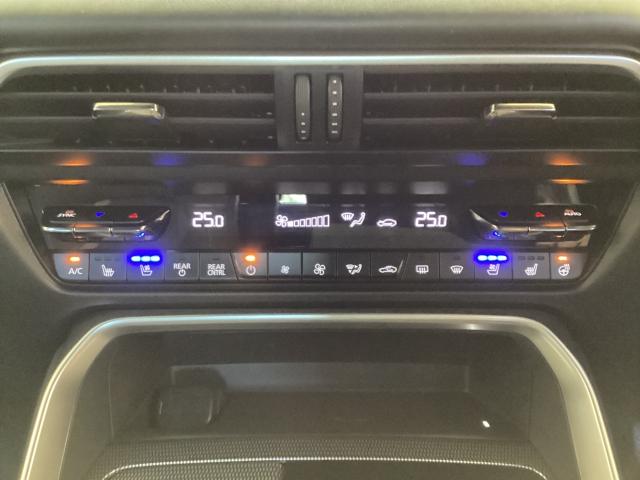 �����Ă̎����ɂƂ��Ă����K�ȃV�[�g�x���`���[�V�����𑕔��I�V�[�g�����Ɏ��t����ꂽ�t�@���ŃV�[�g�̕\�ʂ����C���āA���������Ă���܂��B