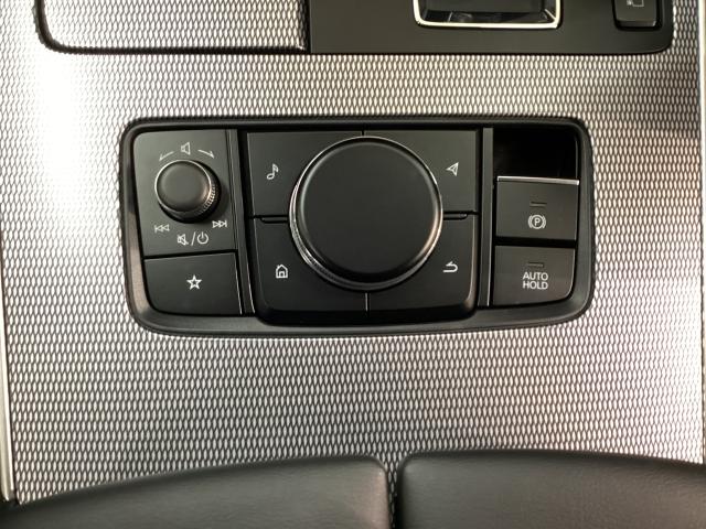 �R�}���_�[�R���g���[���[�͘r�����R�ɉ������ʒu�ɐݒu����Ă���A�茳�����Ȃ��Ă����삪�ł���D����́I