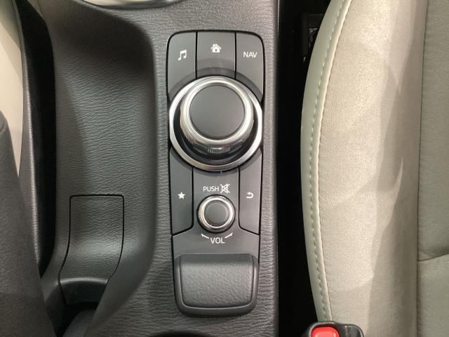 �R�}���_�[�R���g���[���[�͘r�����R�ɉ������ʒu�ɐݒu����Ă���A�茳�����Ȃ��Ă����삪�ł���D����́I