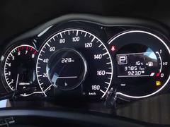 メーターになります。外気温度計や平均燃費等様々な情報を表示致します。 6