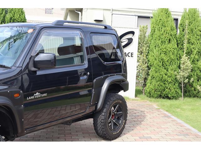ジムニー ランドベンチャー　ユーザー様買取車　特別仕様車　ＭＡＲＶＩＮショートバンパー　ＤＩＲＴ－ＸＣ１６ＡＷ　ＲＰＧリフトアップ　ＷｉｒｕｓＷｉｎマフラー　ＢＡＤフェイスヘッドライト　ＬＥＤサンダーテール　ＳｔｒａｄａナビＴＶ（5枚目）