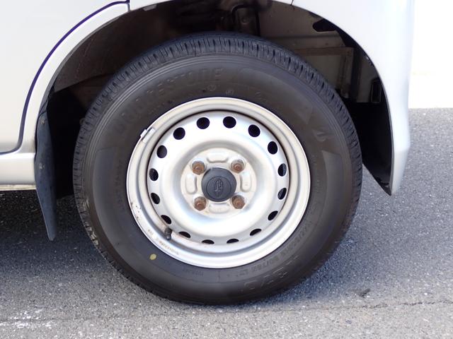 サンバーバン トランスポーター 1オーナー 記録簿付 キーレス ETC パワーウインドウ プライバシーガラス ドアバイザー 145R12 2025年製ブリヂストン ダブルエアバッグ タイミングチェーン車 2(4)人乗 荷室フラット(18枚目)