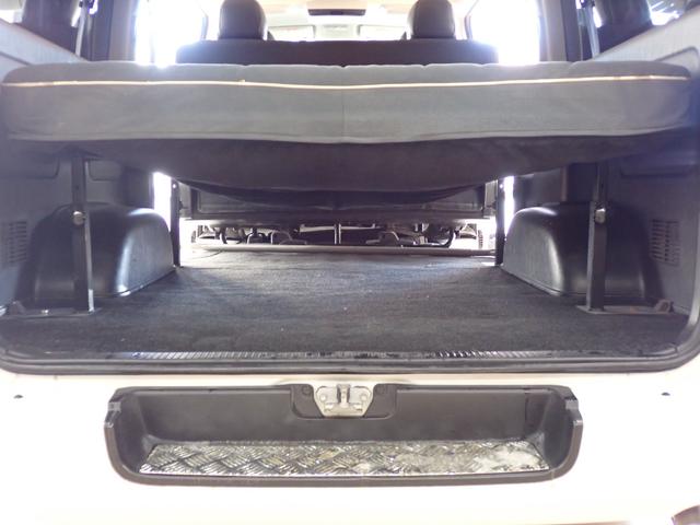 ハイエースバン スーパーＧＬ　ナビ　地デジ　バックカメラ　Ｂｌｕｅｔｏｏｔｈ対応　アルパインフリップダウンモニター　記録簿　純正ＬＥＤヘッドライト　ベッドキット　車中泊　ホワイトレタータイヤ　ローダウン　オバフェン　ＬＥＤテール（35枚目）