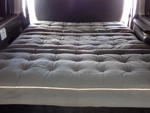 ハイエースバン スーパーＧＬ　ナビ　地デジ　バックカメラ　Ｂｌｕｅｔｏｏｔｈ対応　アルパインフリップダウンモニター　記録簿　純正ＬＥＤヘッドライト　ベッドキット　車中泊　ホワイトレタータイヤ　ローダウン　オバフェン　ＬＥＤテール（37枚目）