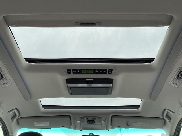 ヴェルファイア ２．４Ｚ　後期　サンルーフ　フリップダウンモニター　オットマンシート　両側パワースライドドア　コーナーセンサー　社外８インチナビ　地デジ　Ｂｌｕｅｔｏｏｔｈ　バックカメラ　ＥＴＣ　スマートキー　純正ＡＷ（3枚目）