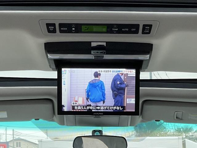 ヴェルファイア ２．４Ｚ　後期　サンルーフ　フリップダウンモニター　オットマンシート　両側パワースライドドア　コーナーセンサー　社外８インチナビ　地デジ　Ｂｌｕｅｔｏｏｔｈ　バックカメラ　ＥＴＣ　スマートキー　純正ＡＷ（4枚目）