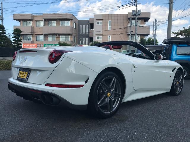 カリフォルニアＴ ベースグレード　ハンドリングスペチアーレ　右Ｈ　スポーツエキゾーストシステム　ＬＥＤ付カーボンファイバーステア　純正２０インチ鍛造ホイール　純正ナビ　Ｂカメラ　Ｐセンサー　ロッソレザー　シートヒーター　電動シート（2枚目）