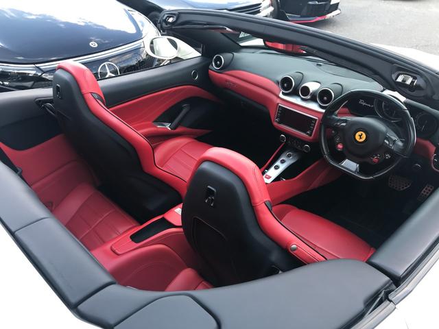 カリフォルニアＴ ベースグレード　ハンドリングスペチアーレ　右Ｈ　スポーツエキゾーストシステム　ＬＥＤ付カーボンファイバーステア　純正２０インチ鍛造ホイール　純正ナビ　Ｂカメラ　Ｐセンサー　ロッソレザー　シートヒーター　電動シート（5枚目）