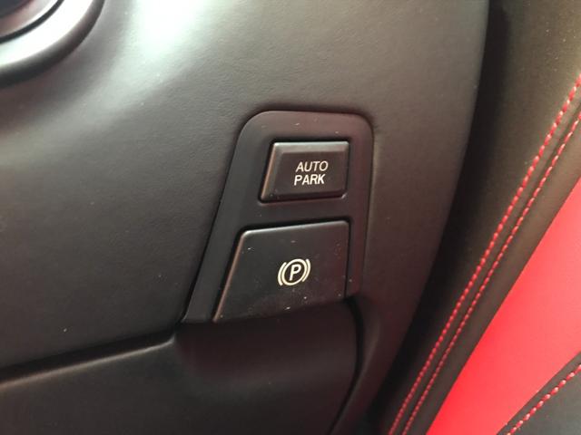 カリフォルニアＴ ベースグレード　ハンドリングスペチアーレ　右Ｈ　スポーツエキゾーストシステム　ＬＥＤ付カーボンファイバーステア　純正２０インチ鍛造ホイール　純正ナビ　Ｂカメラ　Ｐセンサー　ロッソレザー　シートヒーター　電動シート（29枚目）
