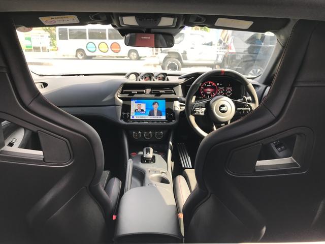 フェアレディZ バージョンS ワンオーナー 禁煙車 ハーフレザー 純正ナビ フルセグTV BTオーディオ パドルシフト RECAROシート 純正3連メーター アダプティブクルーズコントロール エマ― レーンキープアシスト Bカメラ(3枚目)
