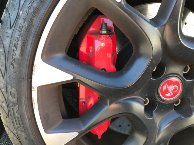 アバルト５９５ コンペティツィオーネ　１８０馬力　ナビフルセグ　ＥＴＣ　ハイパフォーマンスエキゾーストシステム　Ｂｒｅｍｂｏ製レッドキャリパー　カーボン加飾付革アルカンターラステアリング　Ｓａｂｅｌｔ製革アルカンターラシート　キセノン（33枚目）