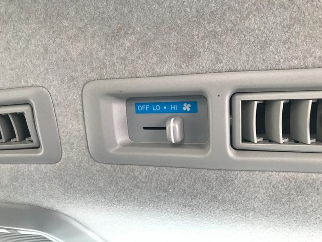 ハイエースバン スーパーＧＬ　ダークプライム　４ＷＤ　ワンオーナー　両側パワースライドドア　セーフティセンス　社外ナビ　バックカメラ　フルセグＴＶ　ハーフレザーシート　プッシュスタート付スマートキー　ＬＥＤヘッドライト　ＥＴＣ（12枚目）