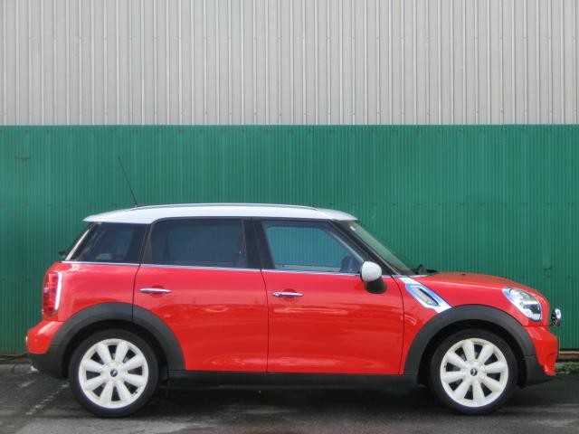 ＭＩＮＩ クーパー　クロスオーバー　レザーシート　カロッツェリアサイバーナビ　テレビ　ＤＶＤ　Ｂｌｕｅｔｏｏｔｈオーディオ　バックカメラ　ＨＩＤ　プッシュスタート　ルーフホワイト　純正ＡＷ（13枚目）