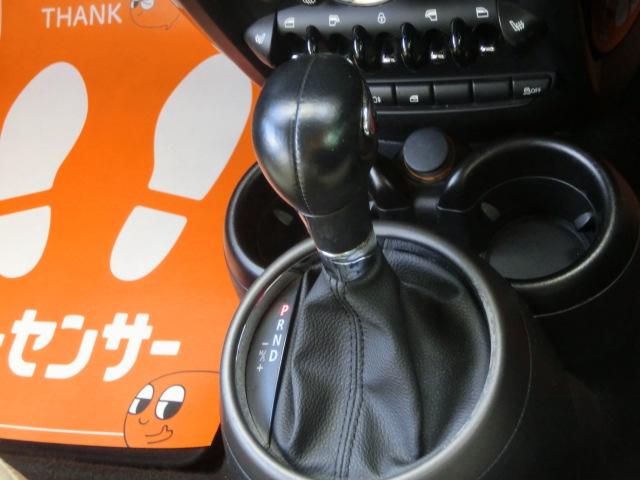 ＭＩＮＩ クーパー　クロスオーバー　レザーシート　カロッツェリアサイバーナビ　テレビ　ＤＶＤ　Ｂｌｕｅｔｏｏｔｈオーディオ　バックカメラ　ＨＩＤ　プッシュスタート　ルーフホワイト　純正ＡＷ（22枚目）