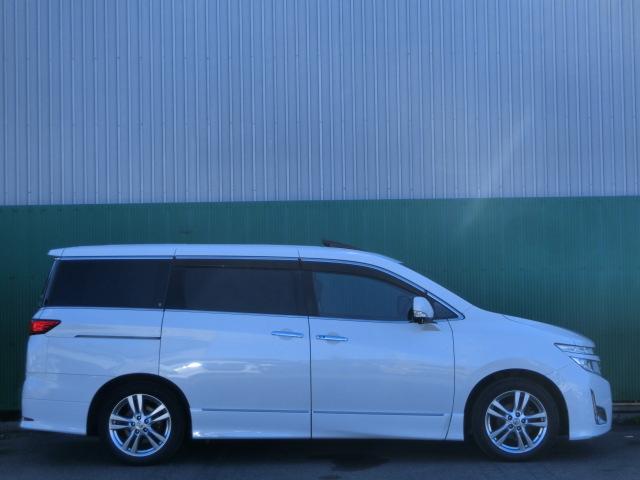 エルグランド ３５０ハイウェイスタープレミアム　両側電動スライドドア　パワーバックドア　純正ナビ　テレビ　Ｂｌｕｅｔｏｏｔｈオーディオ　バックカメラ　アラウンドビューモニター　フリップダウンモニター　ダブルサンルーフリア不動　オットマン（13枚目）