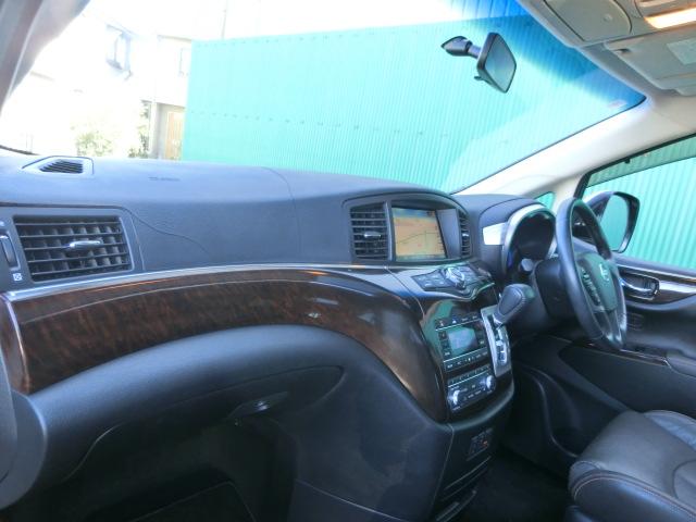 エルグランド ３５０ハイウェイスタープレミアム　両側電動スライドドア　パワーバックドア　純正ナビ　テレビ　Ｂｌｕｅｔｏｏｔｈオーディオ　バックカメラ　アラウンドビューモニター　フリップダウンモニター　ダブルサンルーフリア不動　オットマン（21枚目）