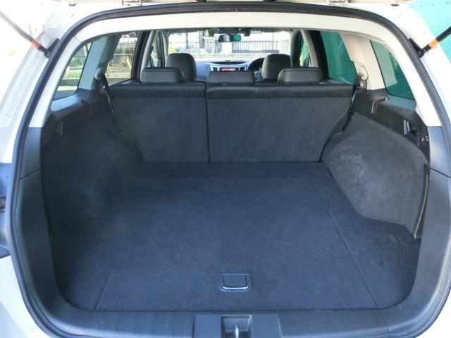 ☆荷室はかなりスペースがあるので荷物が多くても安心ですね☆