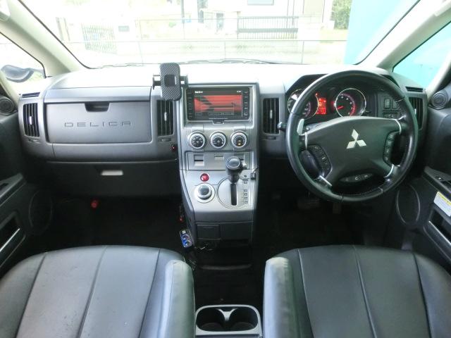 デリカＤ：５ Ｇ　パワーパッケージ　トリプルパノラマルーフ　純正ナビ　バックカメラ　フロントカメラ　両側スライド片側電動スライドドア　ＪＡＯＳマッドフラップ　切替４ＷＤ　スマートキー　ＨＩＤ　純正オプションサイドガード（4枚目）