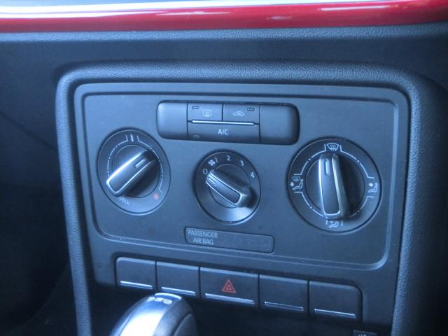 ザ・ビートル デザイン　クラリオンナビ　テレビ　ＤＶＤ　Ｂｌｕｅｔｏｏｔｈオーディオ　バックカメラ　純正ＡＷ　社外ＡＷスタッドレス積み込み　キーレス（22枚目）