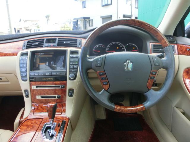 クラウン ロイヤルサルーン　後期　サンルーフ　革　純正マルチ　シートヒーター　全席パワーシート　バックカメラ　ＨＩＤ　スマートキー　トヨタ純正メッキＡＷ　フルタップ車高調（22枚目）