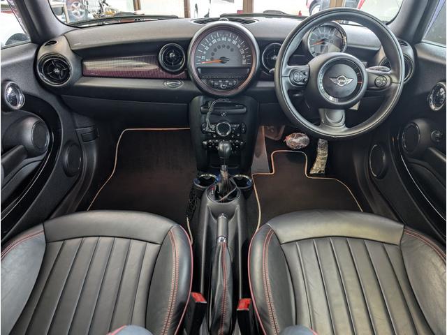 ＭＩＮＩ クーパー　クラブマン　ハンプトン　特別仕様車　黒革シート　クルーズコントロール　前列シートヒーター　ステアリングスイッチ　キーレス　ＨＩＤ　前後フォグランプ　ＥＴＣ　純正１７ＡＷ　ドアバイザー　ＣＤ　ラジオ（6枚目）