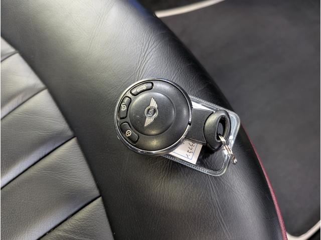 ＭＩＮＩ クーパー　クラブマン　ハンプトン　特別仕様車　黒革シート　クルーズコントロール　前列シートヒーター　ステアリングスイッチ　キーレス　ＨＩＤ　前後フォグランプ　ＥＴＣ　純正１７ＡＷ　ドアバイザー　ＣＤ　ラジオ（8枚目）