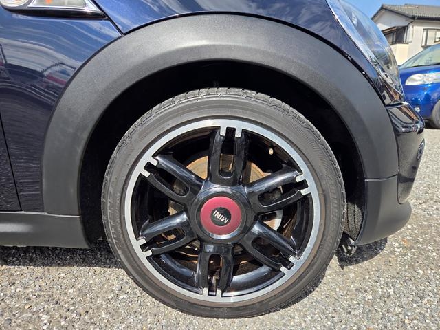ＭＩＮＩ クーパー　クラブマン　ハンプトン　特別仕様車　黒革シート　クルーズコントロール　前列シートヒーター　ステアリングスイッチ　キーレス　ＨＩＤ　前後フォグランプ　ＥＴＣ　純正１７ＡＷ　ドアバイザー　ＣＤ　ラジオ（48枚目）