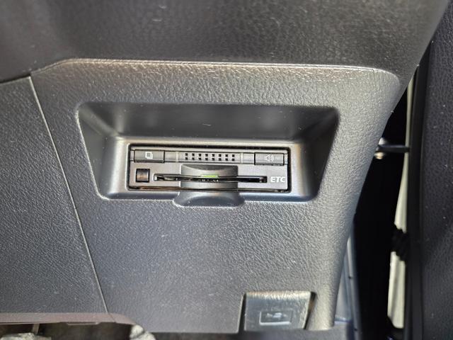 ヴィッツ ＲＳ　５速マニュアル　純正ＳＤナビ　車高調　Ｂカメラ　フルセグ　ＤＶＤ　Ｂｌｕｅｔｏｏｔｈ　キーレス　ＥＴＣ　Ｆフォグ　ドラレコ　Ｒスポ　純正１６ＡＷ　ＬＤＡ　ＰＣＳ　オートハイビーム　トノカバー　記録簿（20枚目）