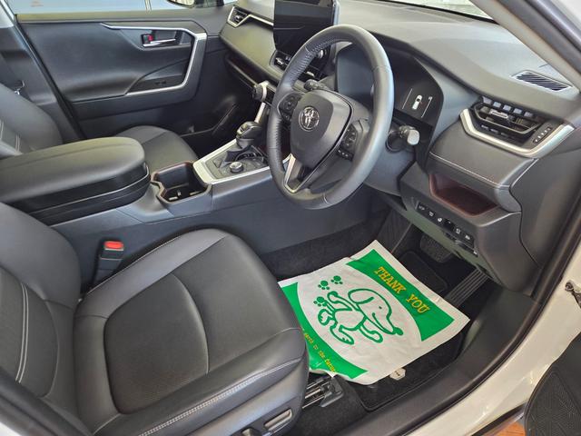 ＲＡＶ４ ハイブリッドＧ　新車保証継承　１オーナー　純正メモリナビ　前後４方センサー　全方位カメラ　レーダークルーズ　フルセグ　Ｂｌｕｅｔｏｏｔｈ　電動バックドア　黒レザーシート　前後ドラレコ　ＡＣ１００Ｖ　純正１８ＡＷ（9枚目）