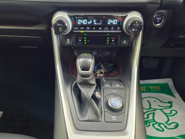 ＲＡＶ４ ハイブリッドＧ　新車保証継承　１オーナー　純正メモリナビ　前後４方センサー　全方位カメラ　レーダークルーズ　フルセグ　Ｂｌｕｅｔｏｏｔｈ　電動バックドア　黒レザーシート　前後ドラレコ　ＡＣ１００Ｖ　純正１８ＡＷ（17枚目）