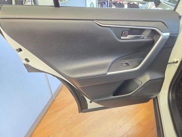 ＲＡＶ４ ハイブリッドＧ　新車保証継承　１オーナー　純正メモリナビ　前後４方センサー　全方位カメラ　レーダークルーズ　フルセグ　Ｂｌｕｅｔｏｏｔｈ　電動バックドア　黒レザーシート　前後ドラレコ　ＡＣ１００Ｖ　純正１８ＡＷ（34枚目）