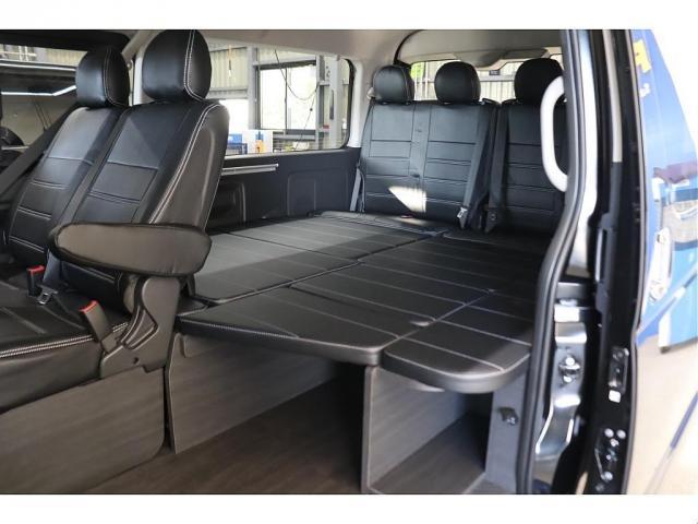 ハイエースワゴン ＧＬ　ロング　内装架装Ｖｅｒ１　フローリング施工　ベットキット　専用テーブル　ＢＩＧＸ１１インチナビ　１０インチフリップダウンモニター　パノラミックビューモニター　デジタルインナーミラー　パワースライドドア（3枚目）