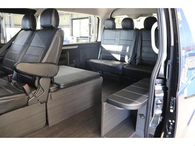 ハイエースワゴン ＧＬ　ロング　内装架装Ｖｅｒ１　フローリング施工　ベットキット　専用テーブル　ＢＩＧＸ１１インチナビ　１０インチフリップダウンモニター　パノラミックビューモニター　デジタルインナーミラー　パワースライドドア（5枚目）