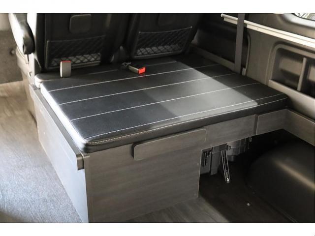 ハイエースワゴン ＧＬ　ロング　内装架装Ｖｅｒ１　フローリング施工　ベットキット　専用テーブル　ＢＩＧＸ１１インチナビ　１０インチフリップダウンモニター　パノラミックビューモニター　デジタルインナーミラー　パワースライドドア（8枚目）