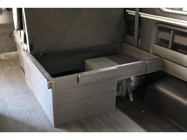 ハイエースワゴン ＧＬ　ロング　内装架装Ｖｅｒ１　フローリング施工　ベットキット　専用テーブル　ＢＩＧＸ１１インチナビ　１０インチフリップダウンモニター　パノラミックビューモニター　デジタルインナーミラー　パワースライドドア（9枚目）