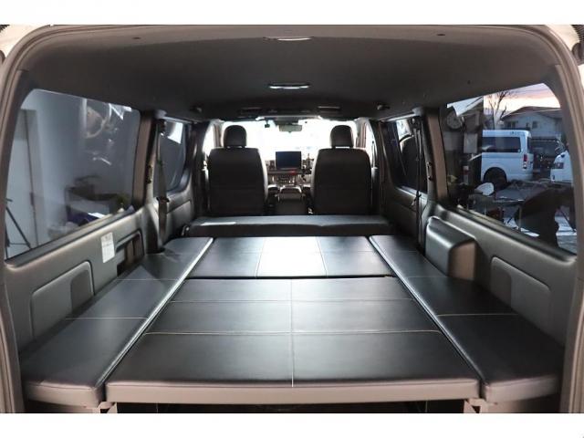 ハイエースバン スーパーＧＬ　ダークプライムＩＩ　床張り施工済み　ベッドキット　パノラミックビューモニター／クリアランスソナー　デジタルインナーミラー　パワースライドドア　ＢＩＧＸ１１インチメカレスナビ　ＨＤＭＩ端子　ＥＴＣ　モデリスタエアロ（2枚目）