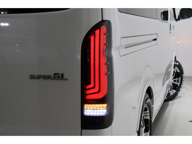 ハイエースバン スーパーＧＬ　ダークプライムＩＩワイド　ロングボディ　ＢＩＧ－Ｘ１１インチ　両側自動ドア　トヨタセーフティー　ＦＬＥＸフロントエアロ／オーバーフェンダー　１．５インチローダウン　ＤＥＬＦ０２　１７インチＡＷ／ナスカータイヤ　アルティメット２ＬＥＤテール（26枚目）