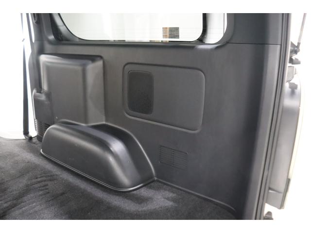 ハイエースバン スーパーＧＬ　ダークプライムＩＩワイド　ロングボディ　ＢＩＧ－Ｘ１１インチ　両側自動ドア　トヨタセーフティー　ＦＬＥＸフロントエアロ／オーバーフェンダー　１．５インチローダウン　ＤＥＬＦ０２　１７インチＡＷ／ナスカータイヤ　アルティメット２ＬＥＤテール（45枚目）