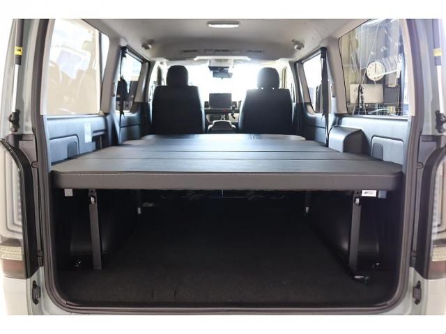 ハイエースバン ロングスーパーＧＬ　アースカラーパッケージ　ブラックエディション　ＢＩＧＸ１１インチナビ　ＥＴＣ２．０　ＨＤＭＩ端子　シートカバー　ベッドキット　パワースライドドア　パノラミックビューモニター　デジタルインナーミラー（7枚目）