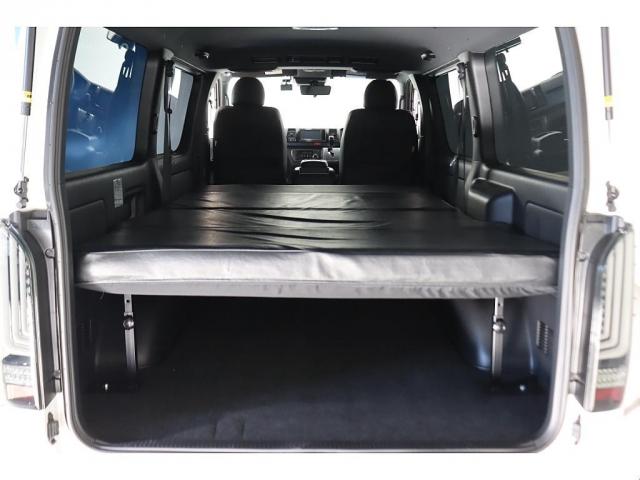 ハイエースバン スーパーＧＬ　ダークプライムＩＩ　オフロードカスタム　リクライニングベット付き　パワースライドドア　デジタルインナーミラー　パノラミックビューモニター　７インチフルセグナビ　ＥＴＣ　１６インチアルミホイール　ＬＥＤテールランプ（12枚目）