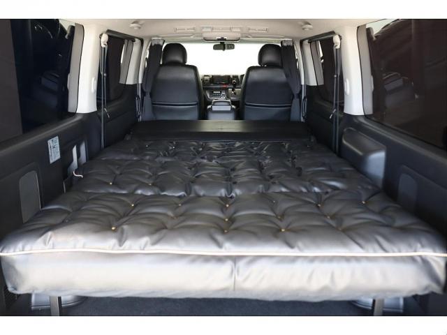 ハイエースバン スーパーＧＬ　ダークプライム　両側自動ドア　ベットキット　フルセグナビ／フリップダウンモニター　ローダウン　新品１７インチＡＷ／ナスカータイヤ　シートカバー　ＬＥＤヘッドライト　プッシュスタート／スマートキー　ステアリングスイッチ（2枚目）