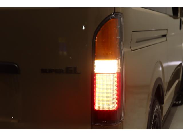 ハイエースバン ロングスーパーＧＬ　ガソリン２ＷＤ　アースカラー　ベージュ　ブラックエディション　バンパー同色　ＮＴ－１　１６インチＡＷ　クラシックＬＥＤテール　オーバーフェンダー　シートカバー　ベッド　パノラミックビューモニター（63枚目）