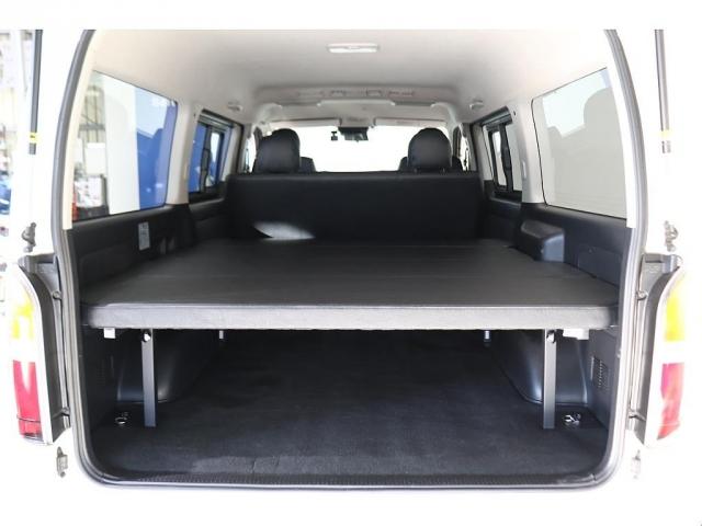 ハイエースバン ロングワイドスーパーＧＬ　ワイドバン　ガソリン２ＷＤ　角目四灯　ＬＥＤ仕様　Ｆバンパーメッキラッピング　ＢＪメキシカン１６インチＡＷ　ナスカータイヤ　クラシックテール　ベッド　クラシックシートカバー　７インチナビ　ＥＴＣ（3枚目）