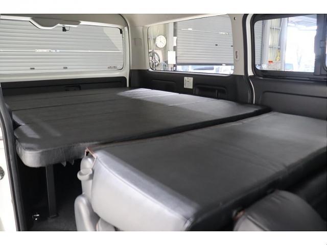 ハイエースバン ロングワイドスーパーＧＬ　ワイドバン　ガソリン２ＷＤ　角目四灯　ＬＥＤ仕様　Ｆバンパーメッキラッピング　ＢＪメキシカン１６インチＡＷ　ナスカータイヤ　クラシックテール　ベッド　クラシックシートカバー　７インチナビ　ＥＴＣ（12枚目）