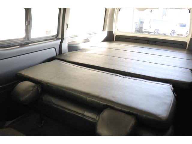 ハイエースバン ロングワイドスーパーＧＬ　ワイドバン　ガソリン２ＷＤ　角目四灯　ＬＥＤ仕様　Ｆバンパーメッキラッピング　ＢＪメキシカン１６インチＡＷ　ナスカータイヤ　クラシックテール　ベッド　クラシックシートカバー　７インチナビ　ＥＴＣ（35枚目）