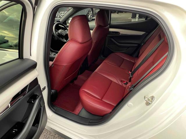 ＭＡＺＤＡ３ファストバック ＸＤ　１００周年特別記念車　ＥＴＣ　全周囲カメラ　ナビ　ＴＶ　クリアランスソナー　オートクルーズコントロール　レーンアシスト　衝突被害軽減システム　アルミホイール　オートマチックハイビーム　オートライト　ＬＥＤヘッドランプ（31枚目）